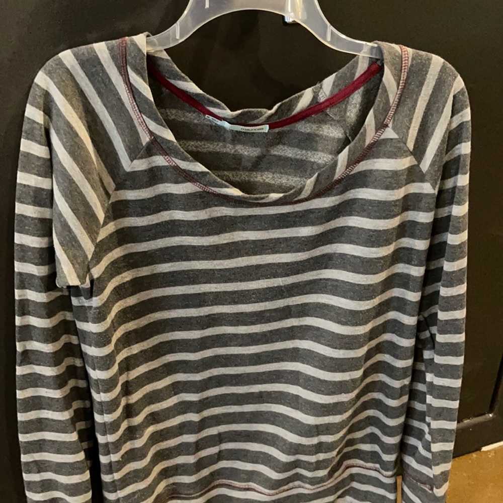 Gray sweater. Size Med